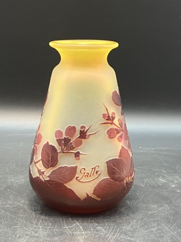 Emile Gallé -  Vase rouge et jaune verre opalescent décor fleurs de pommiers art n - Art nouveau