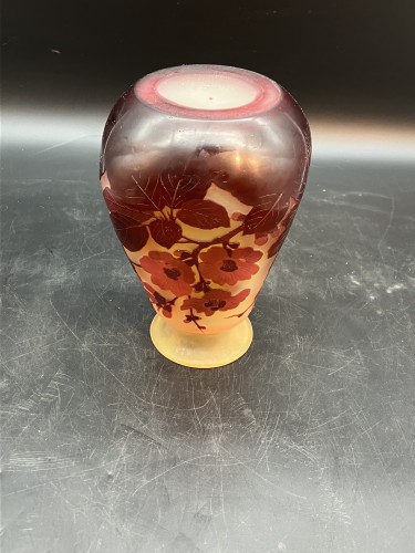 Antiquités - Emile Gallé -  Vase rouge et jaune verre opalescent décor fleurs de pommiers art n