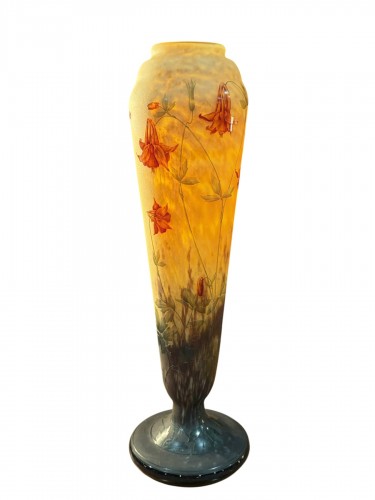 Daum Nancy - Grand vase aux ancolies en verre gravé
