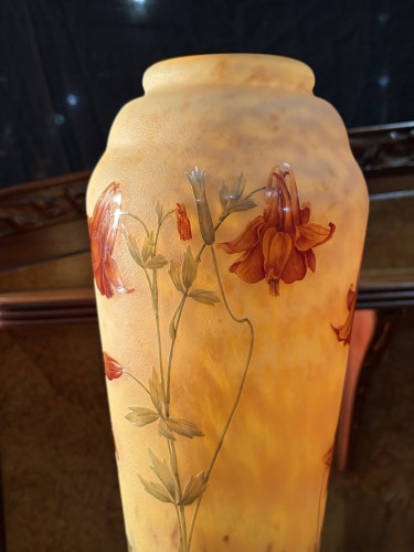 Verrerie, Cristallerie  - Daum Nancy - Grand vase aux ancolies en verre gravé