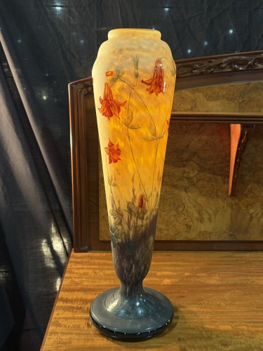 Daum Nancy - Grand vase aux ancolies en verre gravé - Galerie Vaudemont