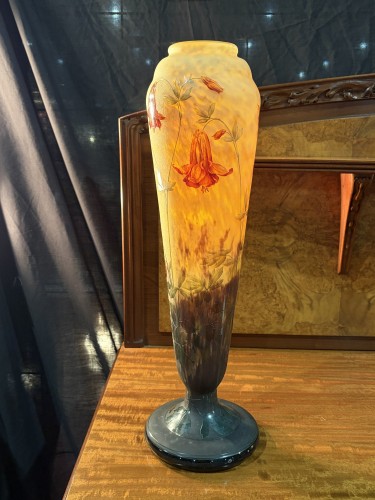 Antiquités - Daum Nancy - Grand vase aux ancolies en verre gravé