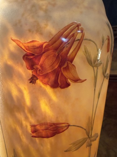 Antiquités - Daum Nancy - Grand vase aux ancolies en verre gravé