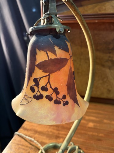 Daum Nancy Lampe Art nouveau verre gravé décor vigne vierge pied nénuphar en bronze - Galerie Vaudemont