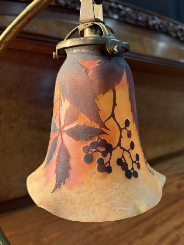 XXe siècle - Daum Nancy Lampe Art nouveau verre gravé décor vigne vierge pied nénuphar en bronze