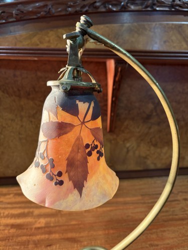 Art nouveau - Daum Nancy Lampe Art nouveau verre gravé décor vigne vierge pied nénuphar en bronze