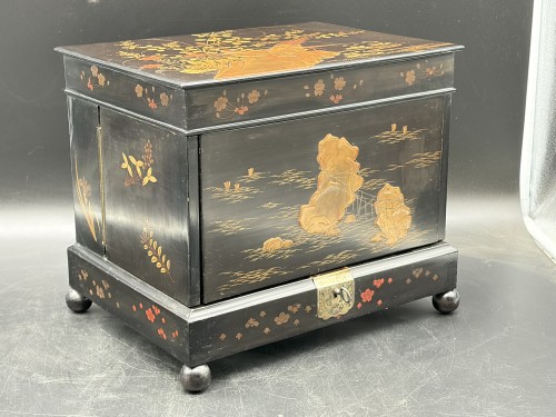Cave à liqueur en laque et cristal taillé époque Napoléon III - Objet de décoration Style Napoléon III