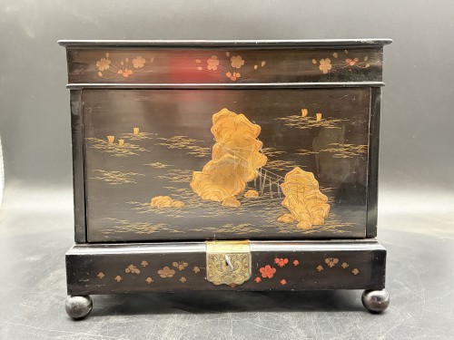 Cave à liqueur en laque et cristal taillé époque Napoléon III - Galerie Vaudemont