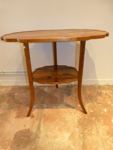 XXe siècle - Emile Gallé Nancy table de mileu à deux plateaux, décor Chardons