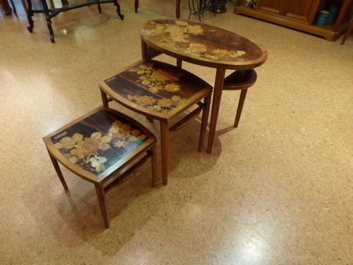 Émile Gallé, série de trois tables gigognes, modèle à la rose - Mobilier Style Art nouveau