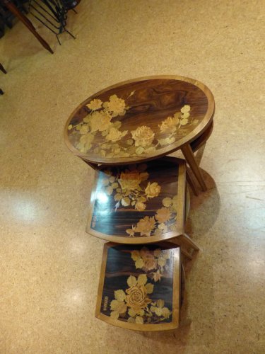 Mobilier Table & Guéridon - Émile Gallé, série de trois tables gigognes, modèle à la rose