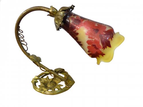 Lampe Emile Gallé, verre gravé à l'acide d'un motif de fleurs, pied en bronze