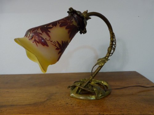 Lampe Emile Gallé, verre gravé à l'acide d'un motif de fleurs, pied en bronze - Luminaires Style Art nouveau