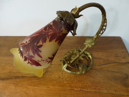 Luminaires Lampe - Lampe Emile Gallé, verre gravé à l'acide d'un motif de fleurs, pied en bronze
