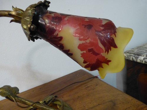 Lampe Emile Gallé, verre gravé à l'acide d'un motif de fleurs, pied en bronze - Art nouveau