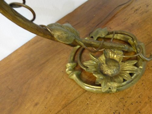 Art nouveau - Lampe Emile Gallé, verre gravé à l'acide d'un motif de fleurs, pied en bronze