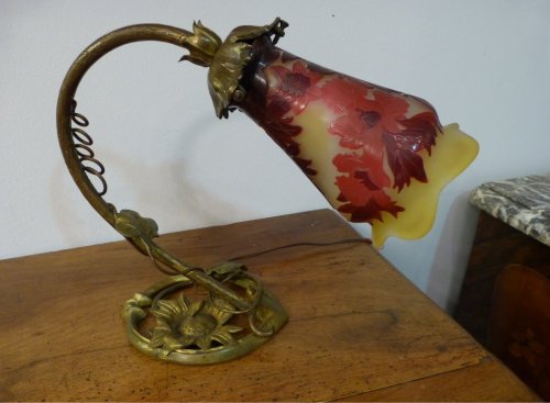 Antiquités - Lampe Emile Gallé, verre gravé à l'acide d'un motif de fleurs, pied en bronze