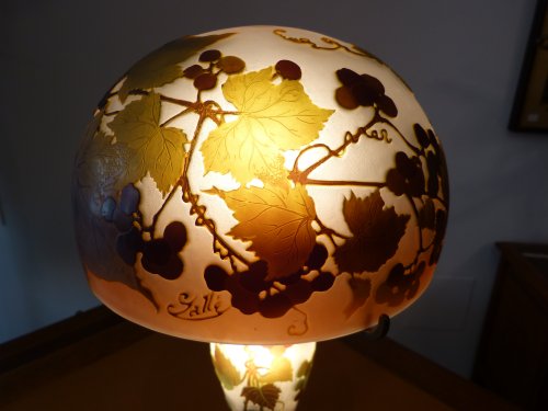 Emile Gallé lampe champignon verre Multicouche à décor de vigne - Luminaires Style Art nouveau