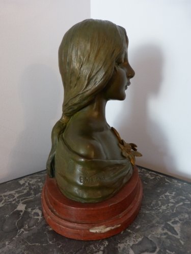 Emmanuel Villanis (1858-1914) - Jeune fille aux Lys, buste en bronze Art Nouveau - Sculpture Style Art nouveau