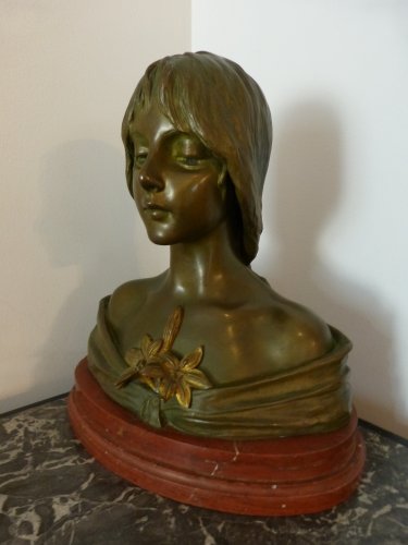 XXe siècle - Emmanuel Villanis (1858-1914) - Jeune fille aux Lys, buste en bronze Art Nouveau