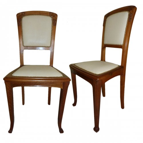 Série de 10 chaises Art Nouveau en noyer décor Vigne
