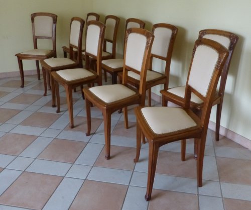 Sièges Chaise - Série de 10 chaises Art Nouveau en noyer décor Vigne