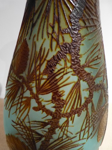 XXe siècle - Gallé Grand vase en verre gravé décor Pommes de pin