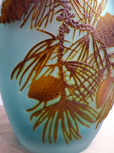 Gallé Grand vase en verre gravé décor Pommes de pin - Art nouveau
