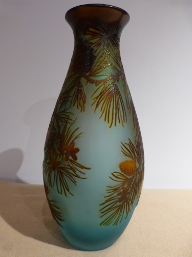 Antiquités - Gallé Grand vase en verre gravé décor Pommes de pin