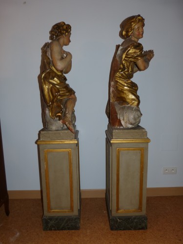 Antiquités - Importante paire d'anges en bois sculpté Epoque XVIIIe siècle