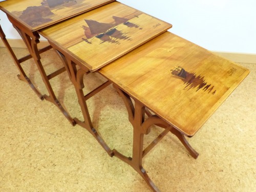 Émile Gallé, tables gigognes motif marin aux mouettes - Mobilier Style Art nouveau