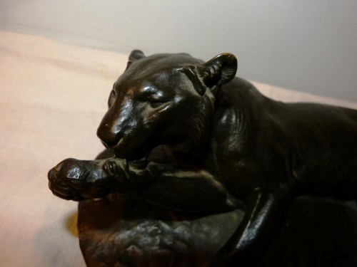 Lioness lying - Charles Valton (1851-1918) - Sculpture Style Napoléon III