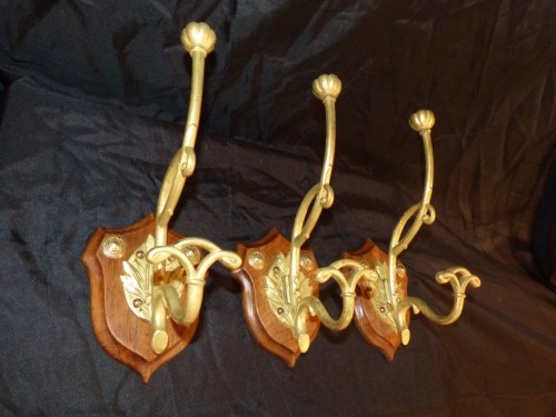 Suite de trois patères porte-manteaux Art nouveau en bronze doré - Objet de décoration Style Art nouveau