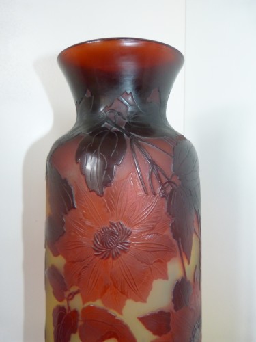 XXe siècle - Emile Gallé - Très grand vase en verre gravé motif Clématites