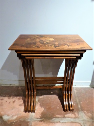 Emile Gallé - belle série de tables gigognes aux quatre saisons - Mobilier Style Art nouveau