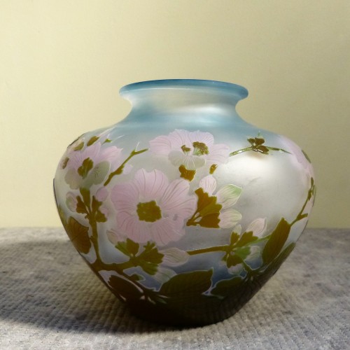 Emile Gallé  - Vase Boule japonisant aux fleurs de Pommier - Galerie Vaudemont