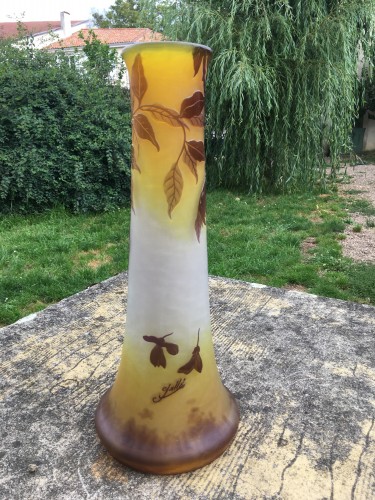 XXe siècle - Emile Gallé - Grand vase aux glycines pied d’éléphant