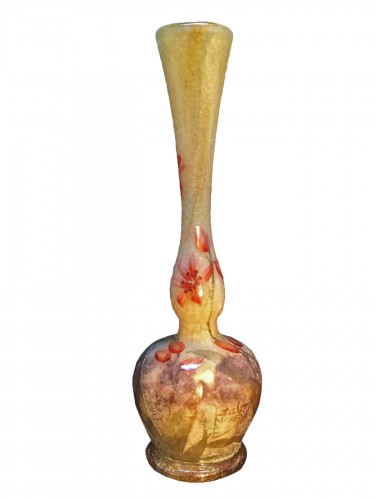 Daum -  Vase émaillé art nouveau Gravé Décor de fleurs
