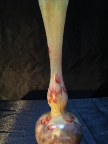 Art nouveau - Daum -  Vase émaillé art nouveau Gravé Décor de fleurs