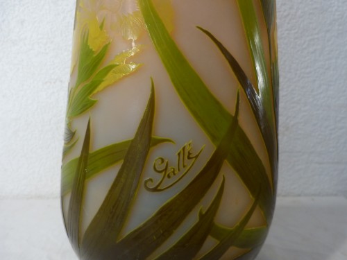 Emile Gallé  - Très grand vase Art nouveau aux Iris - Verrerie, Cristallerie Style Art nouveau