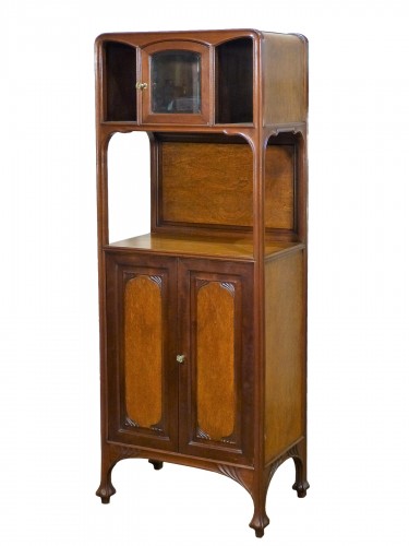 Louis Majorelle , Cabinet Art Nouveau en acajou, meuble de présentation.