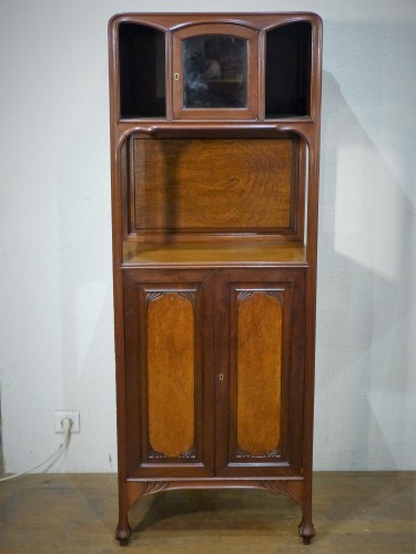 Louis Majorelle , Cabinet Art Nouveau en acajou, meuble de présentation. - Mobilier Style Art nouveau