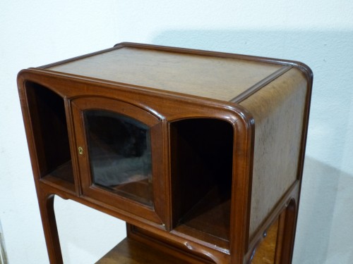 Louis Majorelle , Cabinet Art Nouveau en acajou, meuble de présentation. - Art nouveau