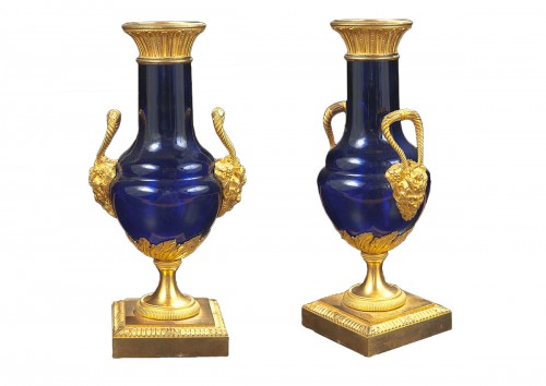 Paire de vases en cristal bleu d'époque Louis XVI