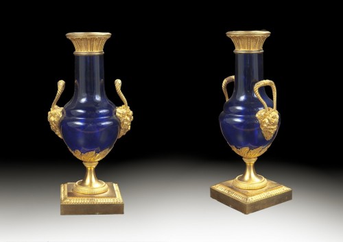 Objet de décoration Cassolettes, coupe et vase - Paire de vases en cristal bleu d'époque Louis XVI