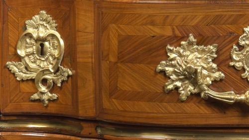 Mobilier Commode - Commode en arbalète époque Régence estampillée FG pour François Garnier