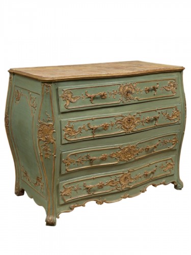 Large Italian chest of drawers, second half of the 18th century