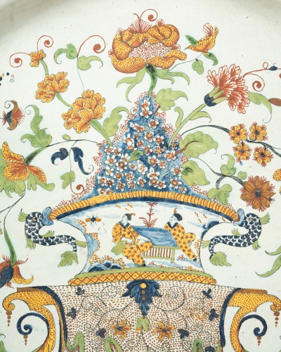 Grand plat en faîence de Rouen , début XVIIIe siècle - Céramiques, Porcelaines Style Louis XIV