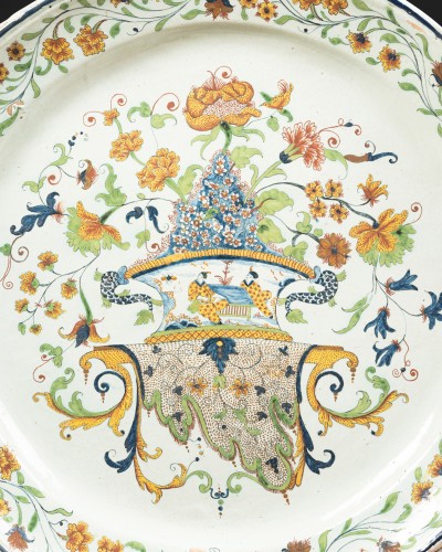 Céramiques, Porcelaines  - Grand plat en faîence de Rouen , début XVIIIe siècle