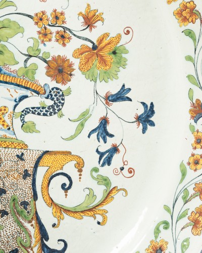 XVIIIe siècle - Grand plat en faîence de Rouen , début XVIIIe siècle